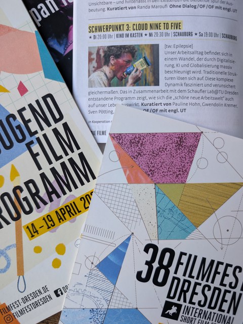 Foto eines Programmtextes zum Thema "Cloud Nine to Five", eine Veranstaltung des Filmfest Dresden