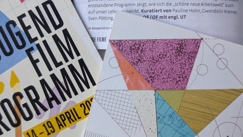 Foto eines Programmtextes zum Thema "Cloud Nine to Five", eine Veranstaltung des Filmfest Dresden