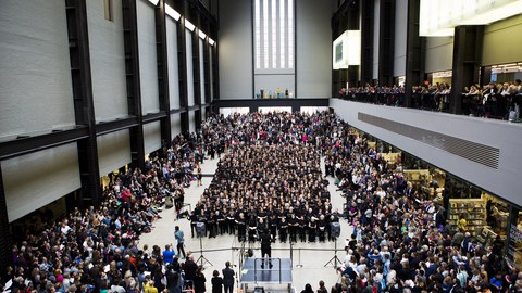 Esmeralda Conde Ruiz: Aufführung „The Bridge“ von Peter Liversidge in der Turbinenhalle der Tate Modern, London/GB, 18. Juni 2016 