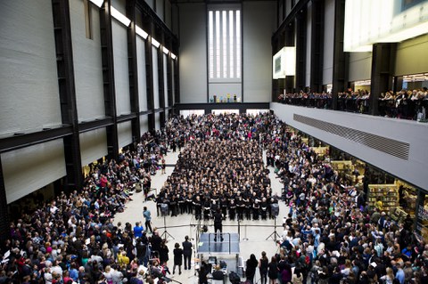 Esmeralda Conde Ruiz: Aufführung „The Bridge“ von Peter Liversidge in der Turbinenhalle der Tate Modern, London/GB, 18. Juni 2016 