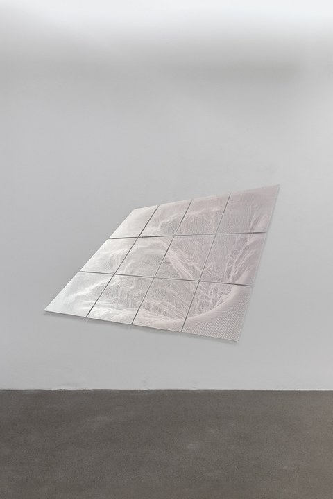 Lena von Goedeke: „Radar II“, 2400 x 170 cm, Handschnitt in retroreflektivem Gewebe, 2020