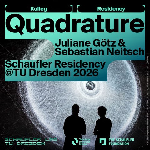 Zwei Personen vor einem Kunstwerk