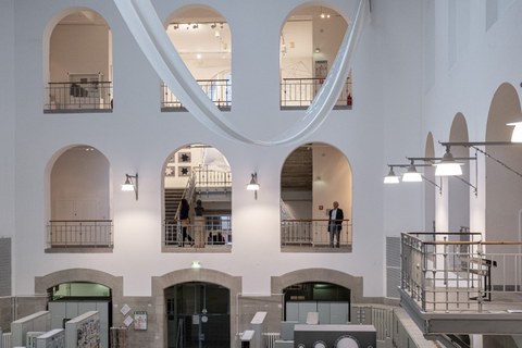 Ausstellungsansicht Leichter als Luft in der Altana Galerie der Kustodie, Lichthof, 2019