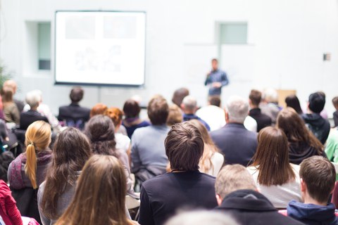 Studierende in einem Seminarraum