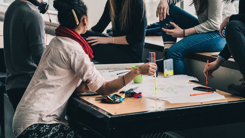 Studierende an einem Tisch