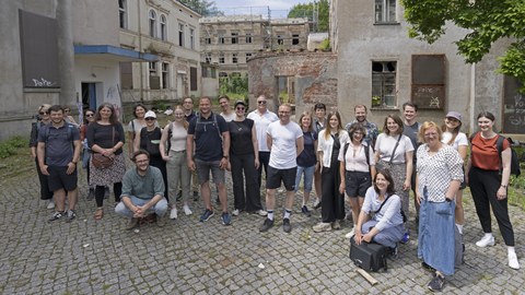 Das Schaufler Lab mit dem Team des Deutschen Zentrums für Astrophysik an dessen zukünftigen Standort, das Kahlbaum-Areal in Görlitz