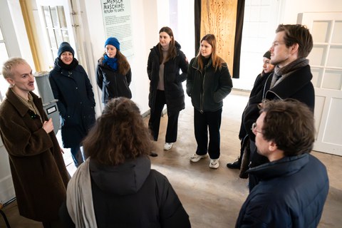Besuchende einer Ausstellung, während einer Führung