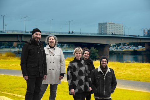 Foto der Mitarbeiter:innen von Projekt M, im Hintergrund die Elbe