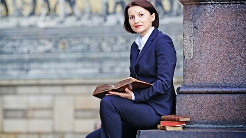 Marina Münkler mit einem Buch vor dem Fürstenzug, Promo-Bild