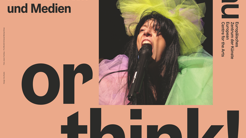 Plakat zur Veranstaltung, Lachsfarbener Hintergrund mit schwarzer Schrift, in der Mitte eine singende Frau am Mikrofon