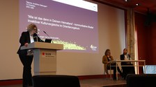 Foto von der Tagung - Rednerin am Pult