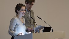 Foto von der Tagung - Rednerin am Pult