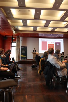 Antje Sablotny vor Publikum während ihres Vortrags "Invektive Paratexte und ihre Funktion zur Überschreitung von Gattungsgrenzen am Beispiel der Lügende"