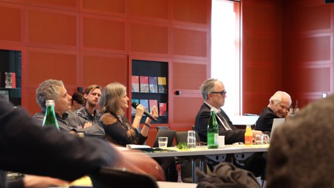 Nahaufnahme von Prof. Dr. Heike Greschke, die in der Diskussionsrunde eine Frage stellt