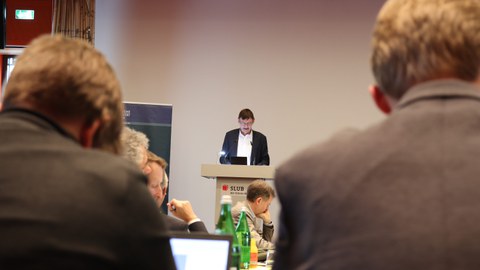 Prof. Dr. Gerd Schwerhoff vor Publikum während seines Vortrags Das Pasquill im frühneuzeitlichen Deutschland. Ein Kommunikationsmedium zwischen Schmähung und Kritik