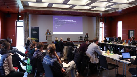 Prof. Dr. Heike Greschke während ihres Vortrags vor Publikum