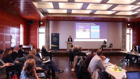 Youmna Fouad während ihres Vortrags vor Publikum