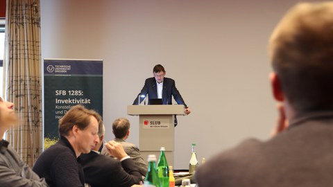 Nahaufnahme von Prof. Dr. Gerd Schwerhoff vor Publikum während seines Vortrags Das Pasquill im frühneuzeitlichen Deutschland. Ein Kommunikationsmedium zwischen Schmähung und Kritik