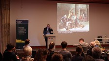 Prof. Dr. Jürgen Müller während seines Vortrags "Die Anfänge parodistischer Bild-Verfahren in der deutschen und flämischen Kunst des 16. Jahrhunderts"