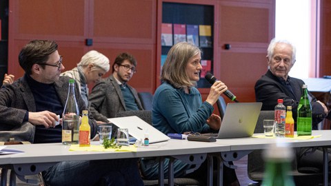 Nahaufnahme von Prof. Dr. Heike Greschke während sie eine Frage stellt.