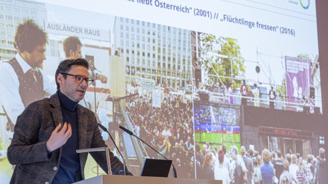 Nahaufnahme von Prof. Dr. Lars Koch während seines Vortrags "Über artivistische Interventionen. Invektivität, Medien, Moral"