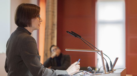 Nahaufnahme von Prof. Dr. Marina Münkler während ihrer Moderation zu Prof. Dr. Lars Kochs Vortrag