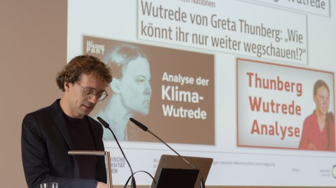 Nahaufnahme von Prof. Dr. Simon Meier-Vieracker während seines Vortrag "Wutreden und andere invektive Gattungen zwischen Rekonstruktion und Aneignung"