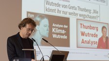 Nahaufnahme von Prof. Dr. Simon Meier-Vieracker während seines Vortrag "Wutreden und andere invektive Gattungen zwischen Rekonstruktion und Aneignung"