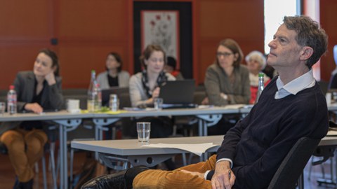 Nahaufnahme von Prof. Dr. Uwe Israel während des Vortrags von Prof. Dr. Simon Meier-Vieracker.