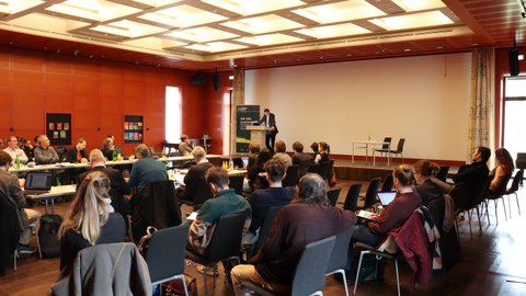 Prof. Dr. Gerd Schwerhoff vor Publikum während seines Vortrags Das Pasquill im frühneuzeitlichen Deutschland. Ein Kommunikationsmedium zwischen Schmähung und Kritik