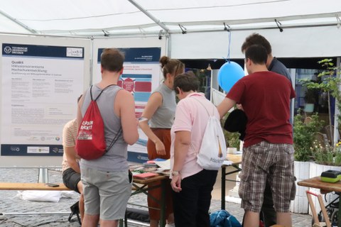 Besucher im Präsentationspavillon 