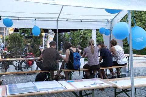 Präsentationspavillon mit Besuchern