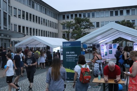 Blick in den Hof des Falkenbrunnen, zu sehen sind der Vortrags- und der Besucherpavillon mit Besuchern