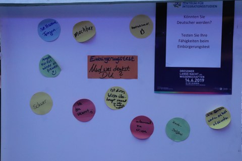 Themenwand des Zentrums für Integrationsstudien mit Besucherreaktionen zum Einbürgerungstest
