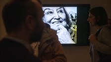 Foto von der Vernissage - Besucher betrachten eine Videoinstallation