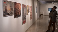 Foto von der Vernissage - Besucher betrachten Bilder an der Wand