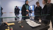 Foto von der Vernissage - Besucher betrachten eine Vitrine