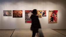 Foto von der Vernissage - Besucher betrachten Bilder an der Wand