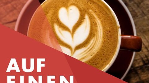Farbfoto eines Kaffeebechers, von oben fotografiert. Auf dem Kaffeeschaum ist ein Blat zu sehen. Links ist quer über die Ecke des Bildes "Ein Kafee mit . . . " geschrieben. 