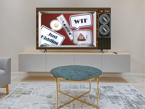 Weißes Wohnzimmer mit einem gläsernen Tisch in der Mitte und einem alten Fernseher auf einem Longboard. Im Fernseher sind fünf Sprechblaen zu sehen. In den Sprechblasen sind die Worte "WTF", "Just Kidding" sowie verschiedene Bilder abgebildet.