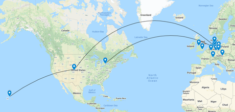 Ausschnitt einer Weltkarte mit blauen Pins in Mitteleuropa, Nordamerika und dem pazifischen Ozean