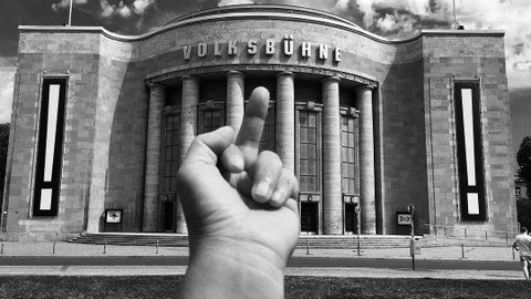 Foto des Mittelfingers von Ai Weiwei vor der Volksbühne Berlin, schwarzweiß