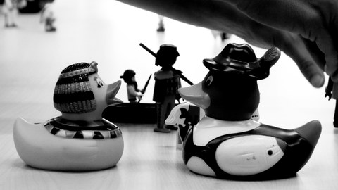 Spielzeugfiguren auf einem Tisch, schwarzweiß