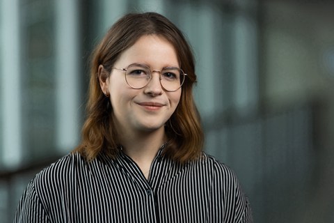 Portrait vor dunklem Hintergrund