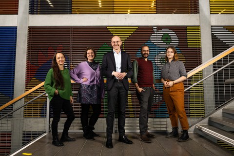 Profilbild Team Professur Amerikanistik mit von links nach rechts Annett KNöspel, Laura Handl, Carsten Junker, Can Aydın, und Anna Pauder