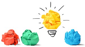 Idee zwischen geknülltem Papier