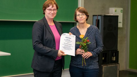 Gesine Wegner, M.A. erhält den Lehrpreis für inklusive Lehre von Frau Dr. Cornelia Hähne