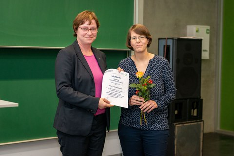 Gesine Wegner, M.A. erhält den Lehrpreis für inklusive Lehre von Frau Dr. Cornelia Hähne