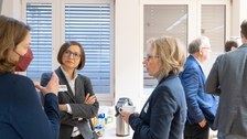 Menschen sitzen in einem Konferenzraum um einen Tisch