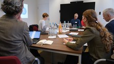 Menschen sitzen um einen Tisch